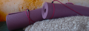 paarse yogamatten op deken